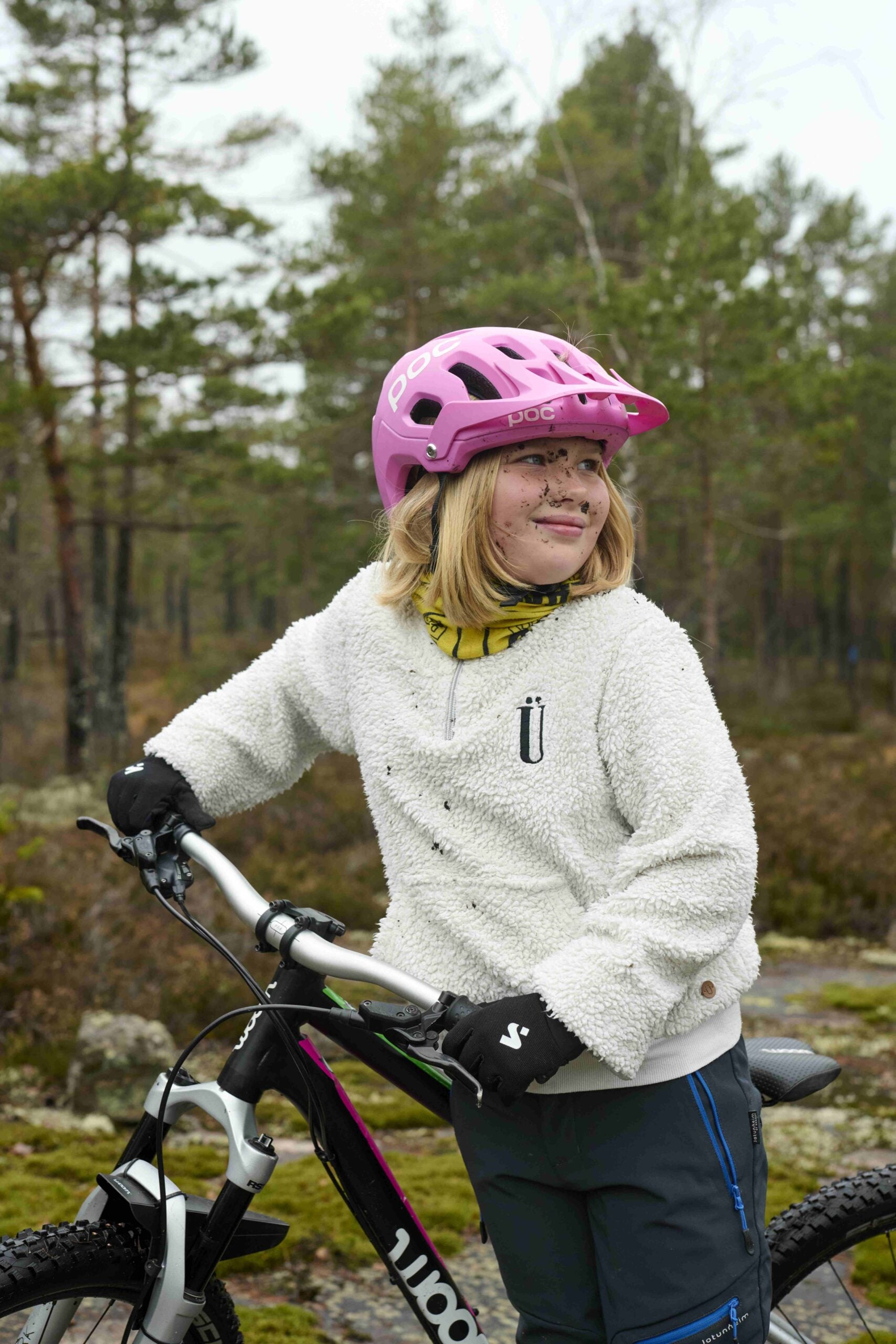 Jente på sykkel med jord i ansiktet